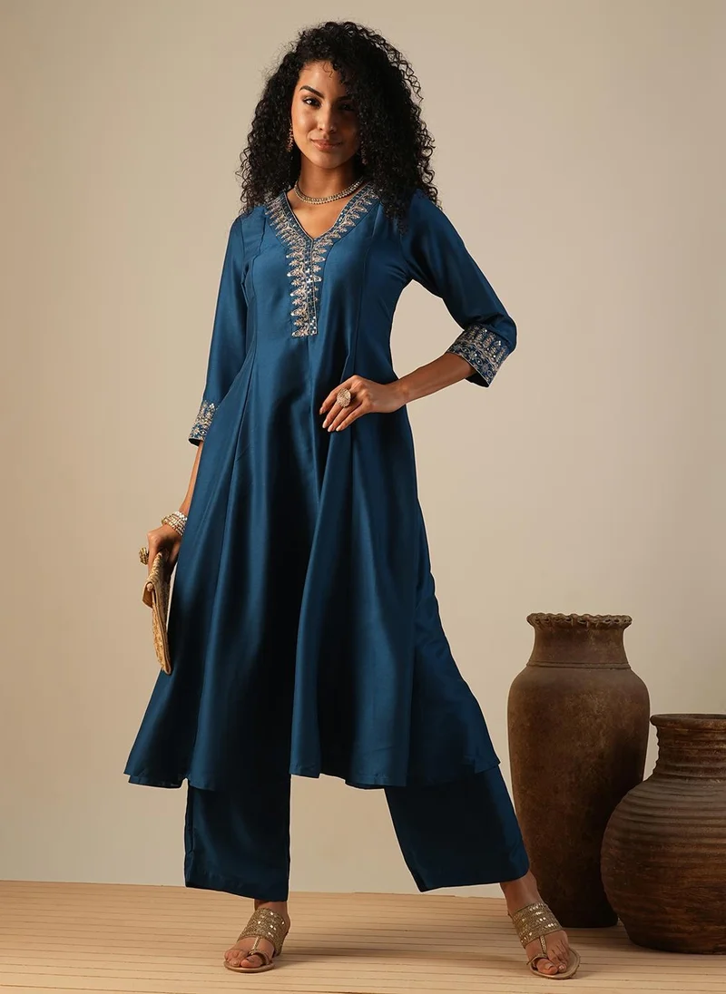 جلو باص طقم أناركالي نسائي مطرز بالزاري بياقة على شكل حرف  مع بنطلون واسع الساق للمناسبات